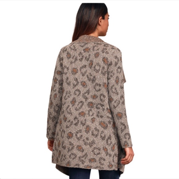 ✨NWOT cupcakes & cashmere Mel Grey Leopard Print Knit Cardigan - Picture 2 of 7